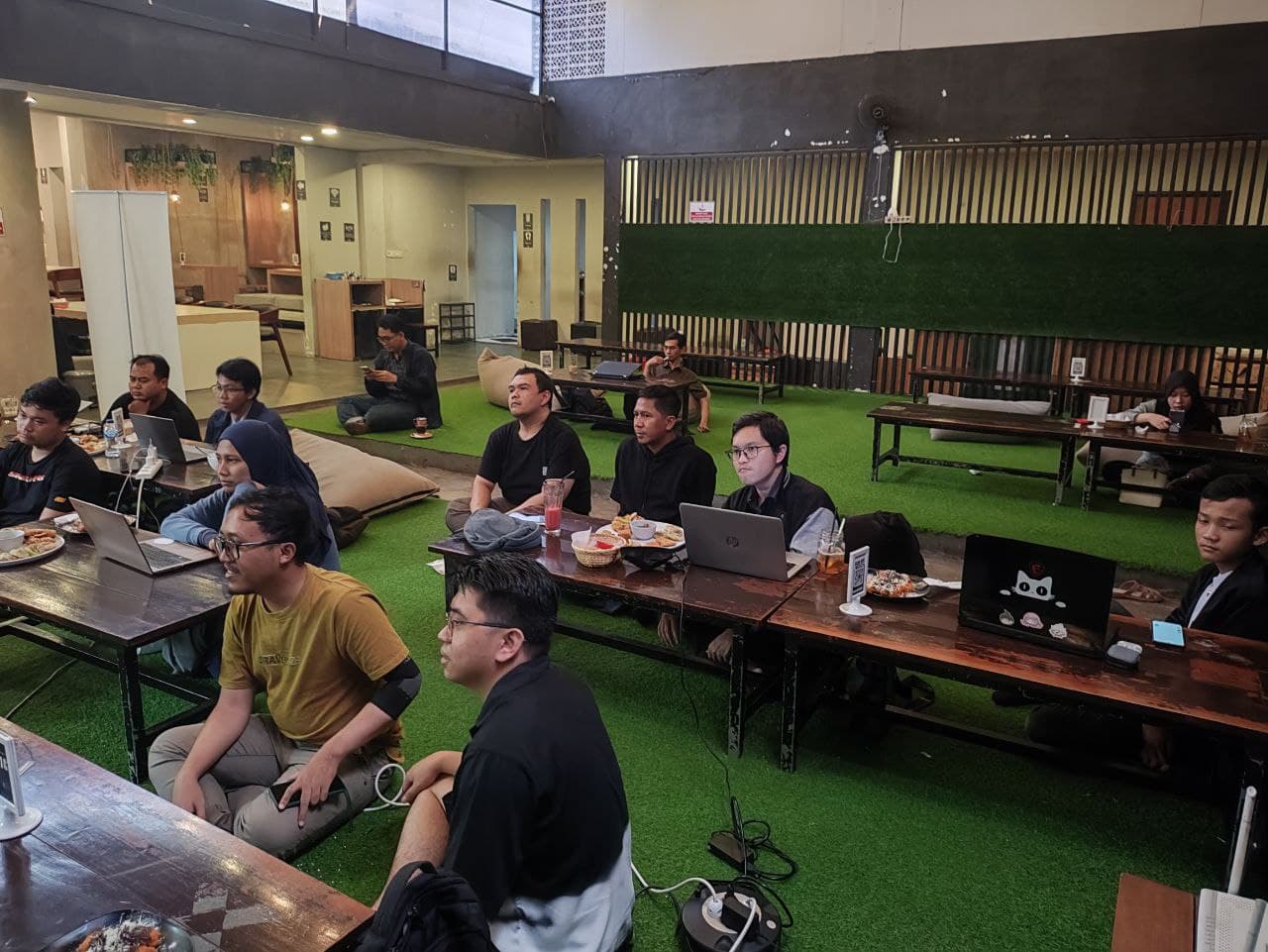 Anggota komunitas BandungPy mengikuti sesi LLM routing di meetup Mei 2025