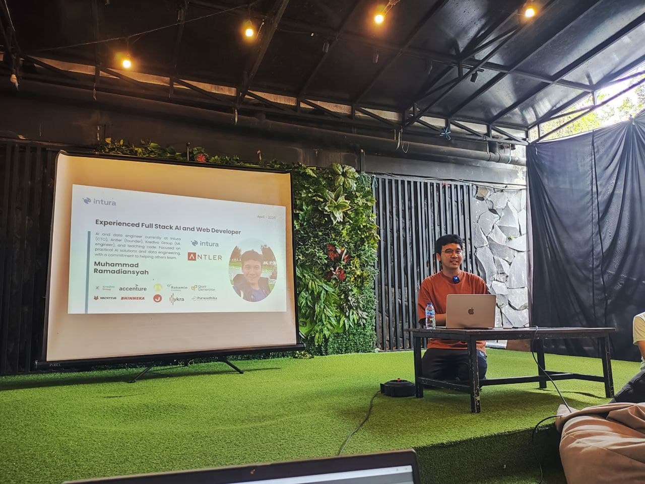 Muhammad Ramadiansyah mempresentasikan LLM routing dengan Python di BandungPy Mei 2025, Sans. Co Space Dago Bandung